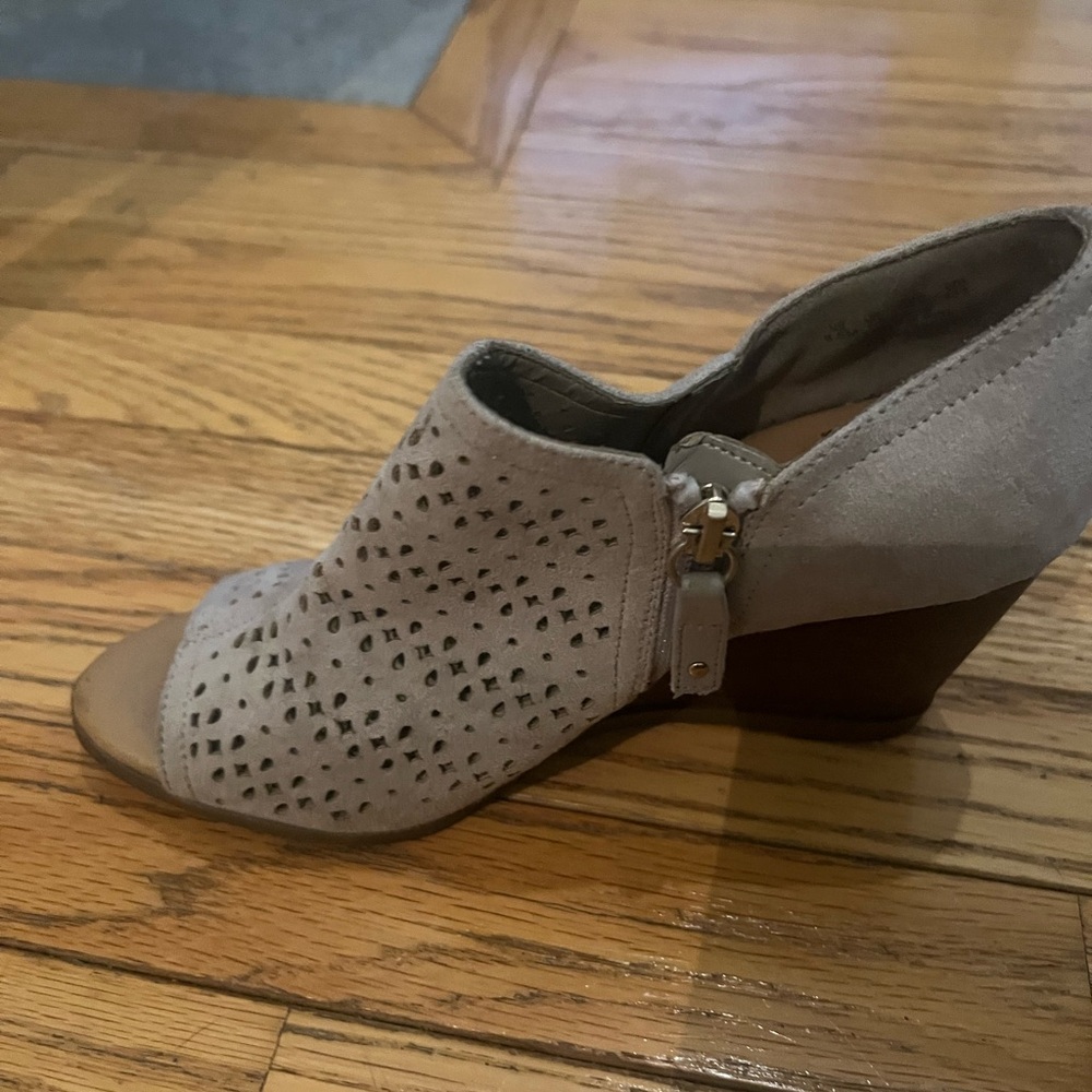 Open toe wedge shoe 6.5